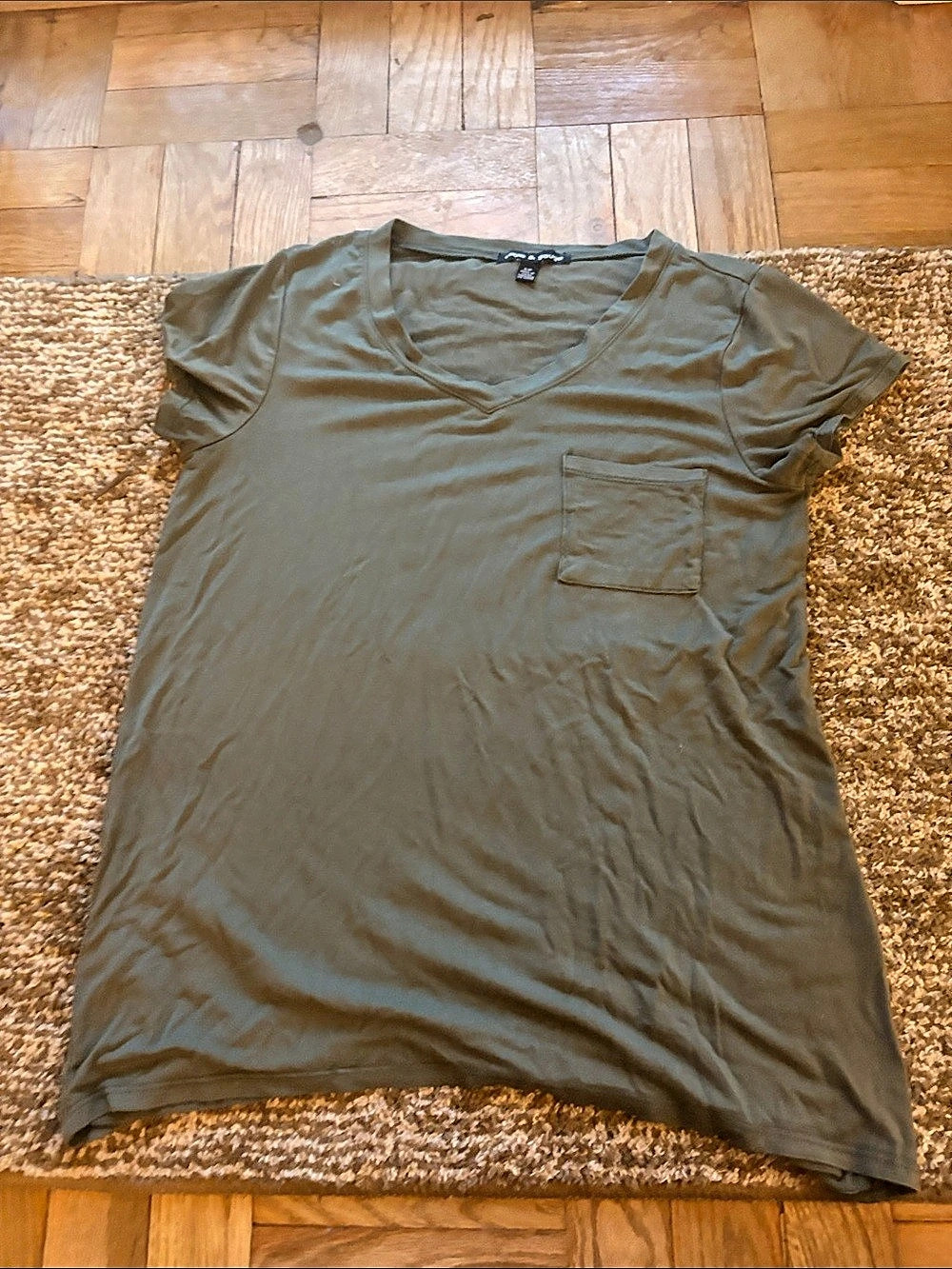 cable & gauge V-Neck Pocket Tee in Green Size Small